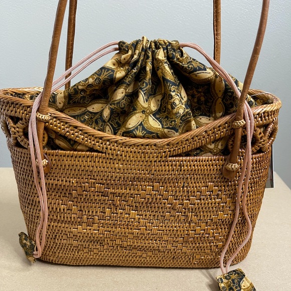 Straw Bag with Drawstring Closure - Picture 3 of 12